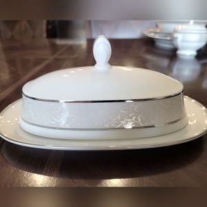 Mikasa L3438 Parchment butter dish and lid